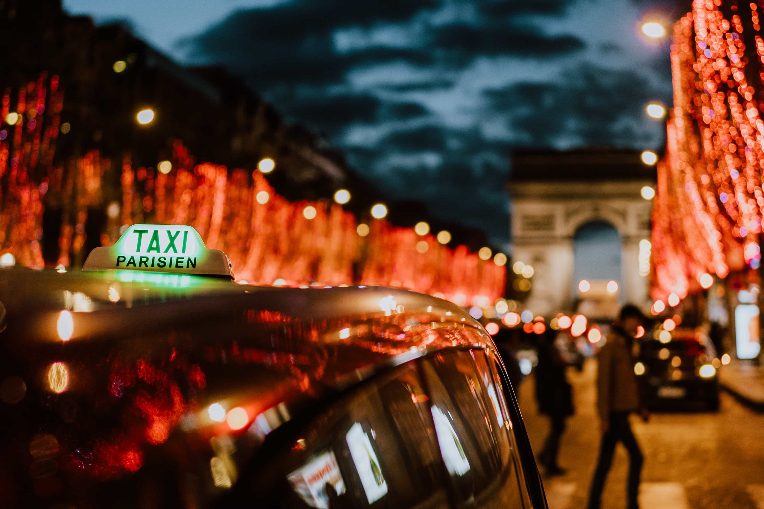 Taxi Latino Carxi taxi-in-the-night-paris-light-christmas-people